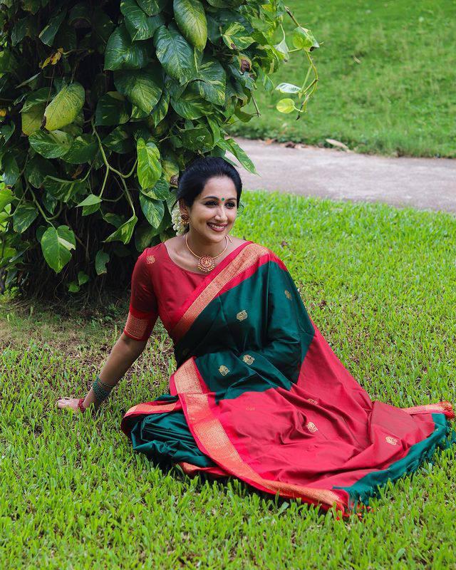 Elegant Green-Red Soft Banarasi Silk Saree with Intricate Jacquard Work and Rich Border