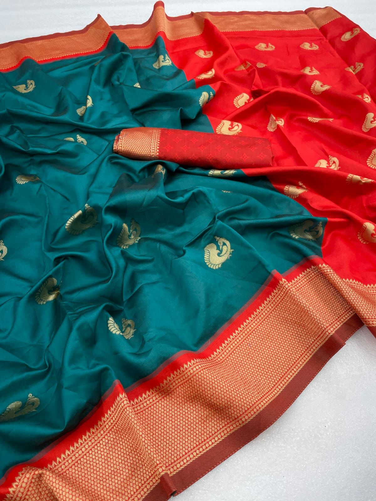 Elegant Green-Red Soft Banarasi Silk Saree with Intricate Jacquard Work and Rich Border