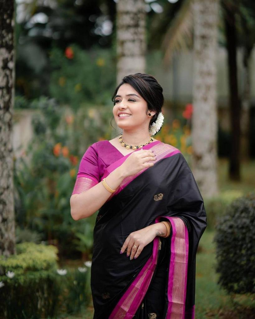 Elegant Green-Red Soft Banarasi Silk Saree with Intricate Jacquard Work and Rich Border