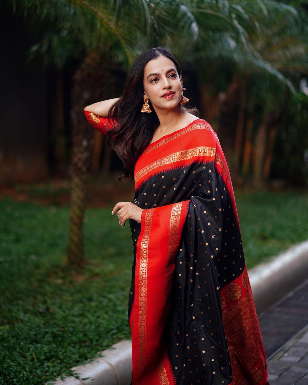 Bucolic Black Soft Silk Saree With Woebegone Blouse Piece