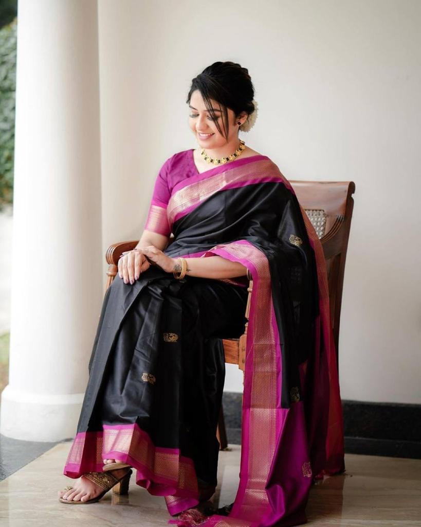 Elegant Green-Red Soft Banarasi Silk Saree with Intricate Jacquard Work and Rich Border