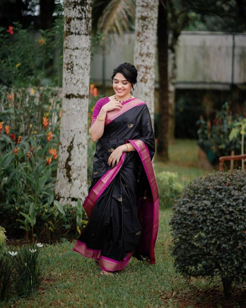 Elegant Green-Red Soft Banarasi Silk Saree with Intricate Jacquard Work and Rich Border