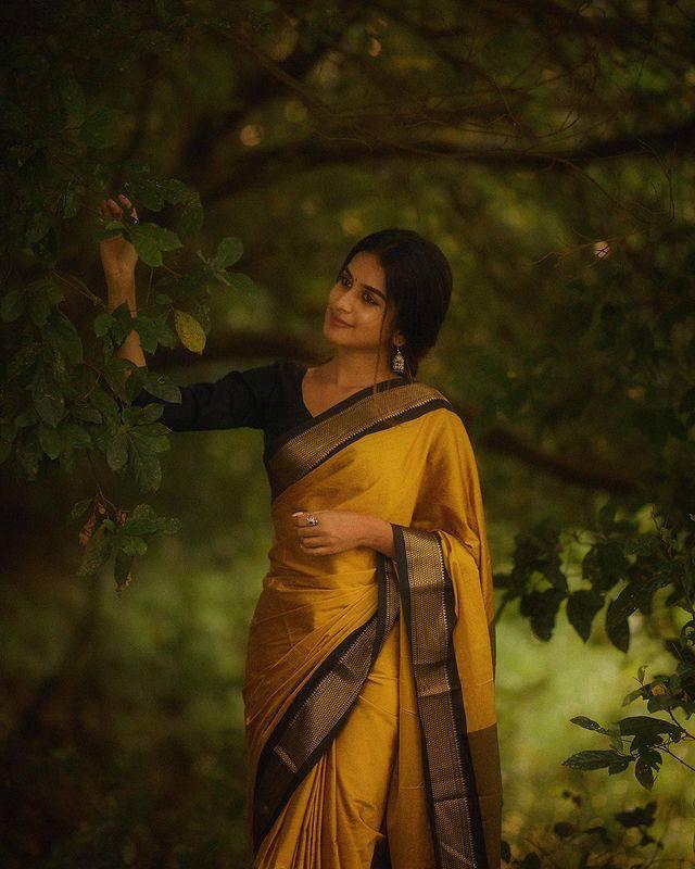 Elegant Green-Red Soft Banarasi Silk Saree with Intricate Jacquard Work and Rich Border