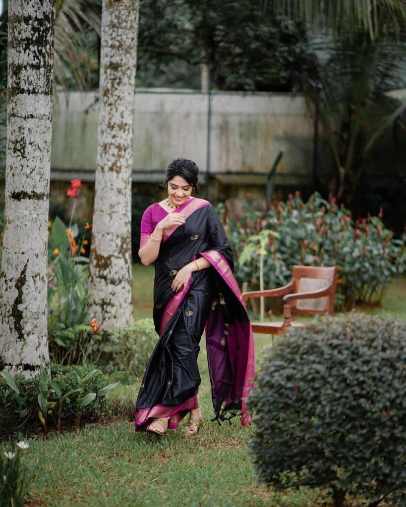 Elegant Green-Red Soft Banarasi Silk Saree with Intricate Jacquard Work and Rich Border