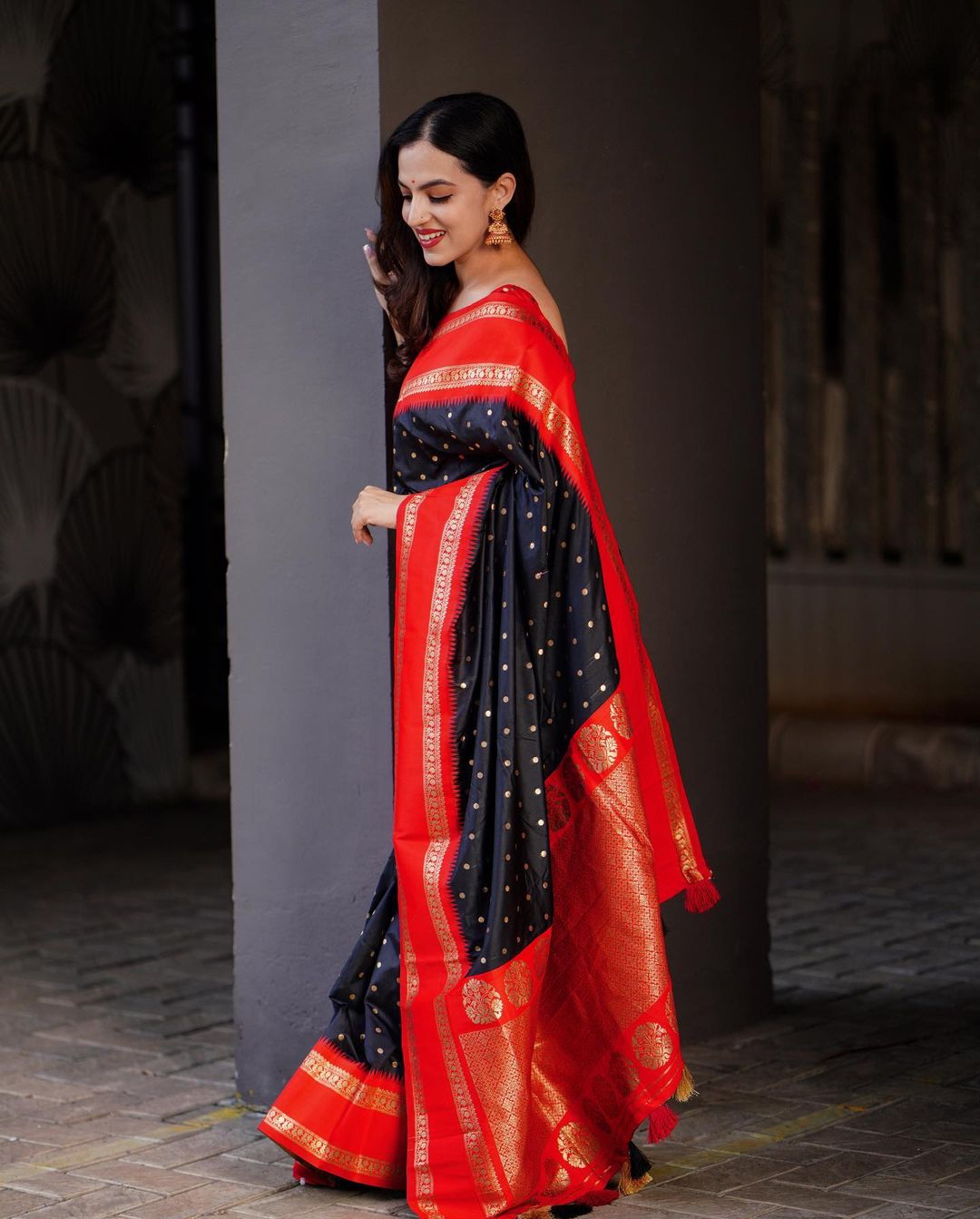 Bucolic Black Soft Silk Saree With Woebegone Blouse Piece