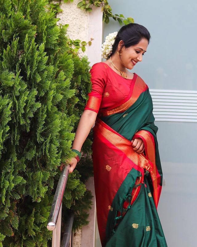 Elegant Green-Red Soft Banarasi Silk Saree with Intricate Jacquard Work and Rich Border