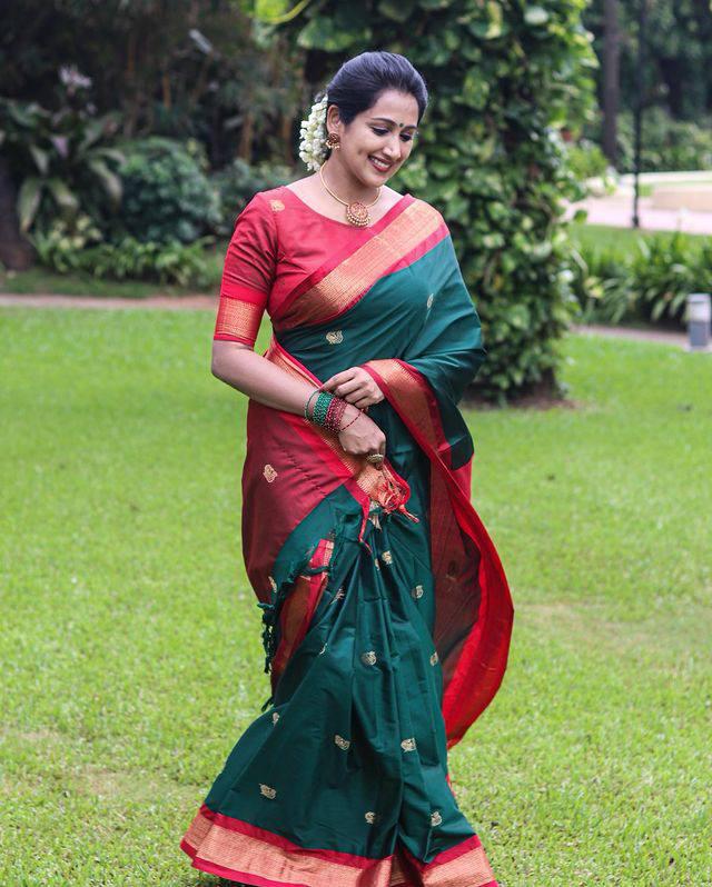 Elegant Green-Red Soft Banarasi Silk Saree with Intricate Jacquard Work and Rich Border